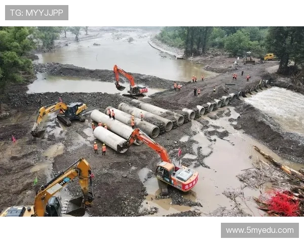 挖掘机灾后重建道路生命线打通